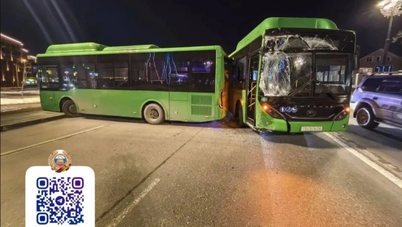 Пассажирские автобусы попали в аварию в Южно-Сахалинске
