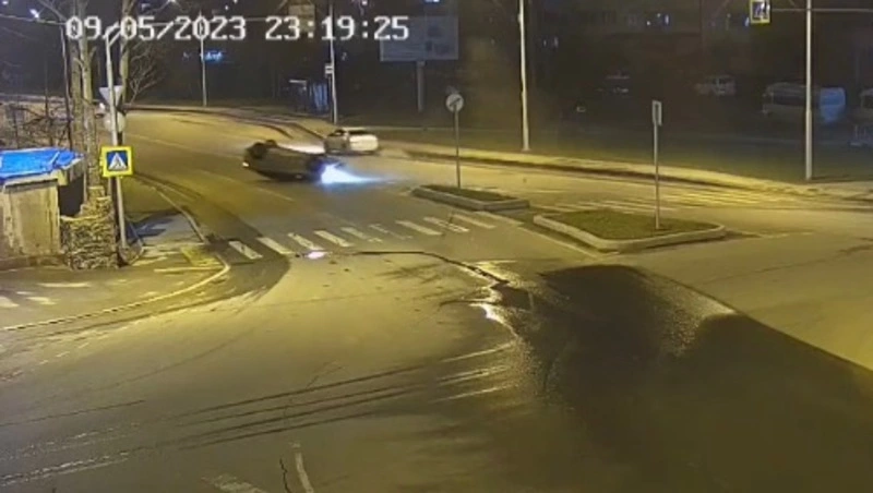 Автомобиль перевернулся после наезда на бордюр в Южно-Сахалинске 