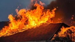 Крыша дачного дома загорелась в селе Чехов Холмского района 