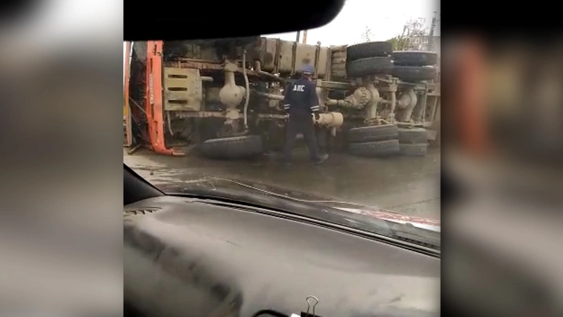 КамАЗ с металлоломом перевернулся на выезде из Корсакова