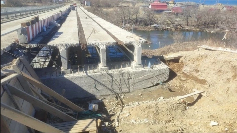 В Томаринском районе обновляют мост через реку Новоселку