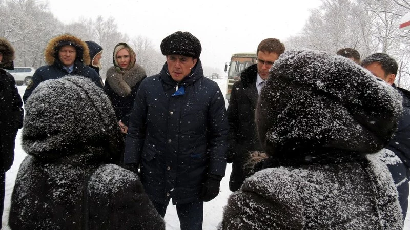 Глава Сахалинской области встретился с жильцами проблемных домов в Аниве