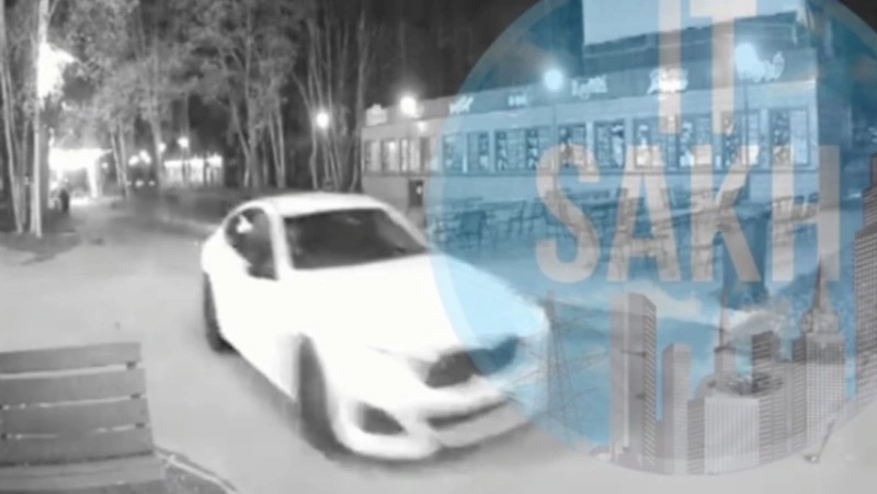 BMW на полной скорости промчался по парку и едва не сбил пару сахалинцев