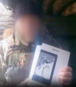 Электронную книгу подарили сахалинскому бойцу СВО в честь Дня учителя