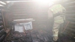 Пожарные час тушили горящую хозпостройку в селе Корсаковского района
