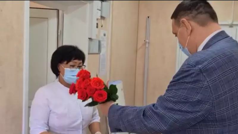 На Сахалине наградили фельдшера, которая спасла ночью дальнобойщика с инфарктом