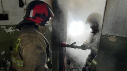 В Холмске пожарные оперативно потушили загоревшийся расселенный дом