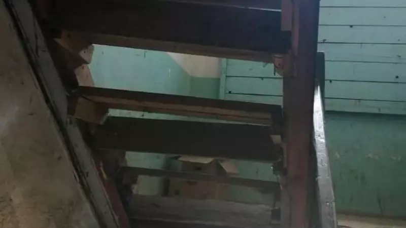 Жителям аварийного дома в Корсакове отрезали водопровод. «Носит воду с колонки»