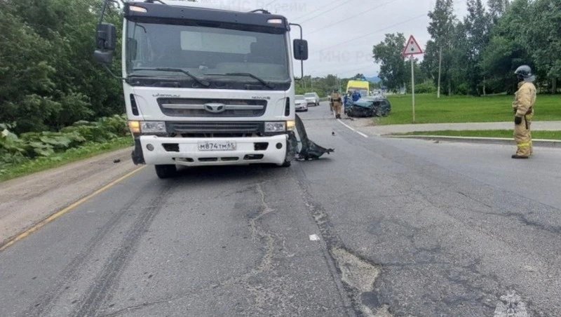 В Южно-Сахалинске самосвал столкнулся с легковушкой, есть пострадавшие