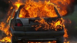 Пожарные потушили автомобиль в Южно-Сахалинске вечером 10 июля 
