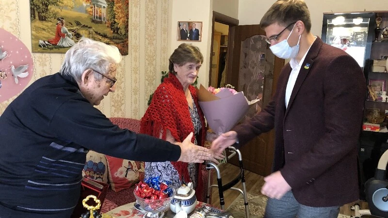 Семейная пара анивских врачей отметила бриллиантовую свадьбу