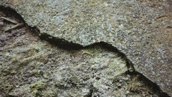 Рабочего засыпало грунтом в траншее в Невельске