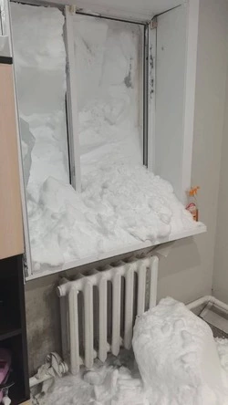 Лавина вновь сошла с крыши в квартиру в Синегорске