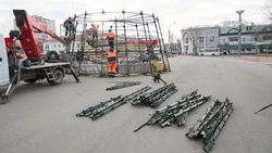 Новогоднюю елку устанавливают в Южно-Сахалинске