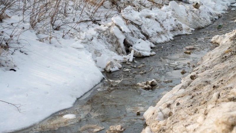 Три бригады рабочих предотвращают подтопления в одном из районов Южно-Сахалинска