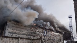Крупный пожар вспыхнул на территории бывшего рыбокомбината в Корсакове