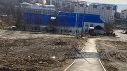 «Свинство какое-то»: подрядчик не убрал бардак после работ в Корсакове