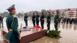 Цветы возложили к Вечному огню в Южно-Сахалинске в память о героях Великой Отечественной войны