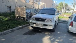 В Южно-Сахалинске автохамы перекрыли доступ к мусорным контейнерам