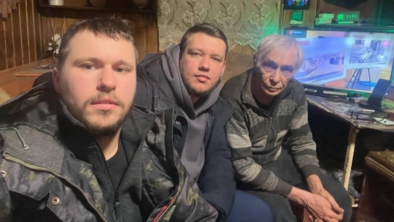 Волонтеры расчистили двор пенсионера-инвалида в Южно-Сахалинске