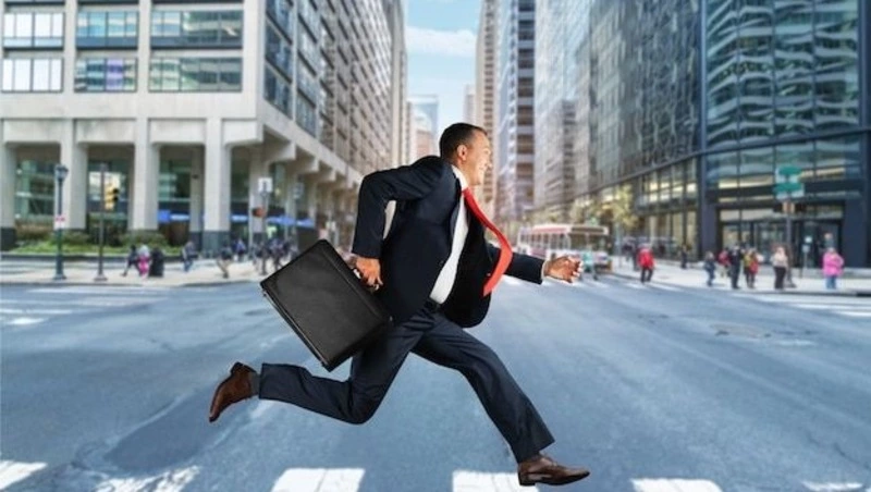 Кони, коты и фобии: как в Южно-Сахалинске оправдываются непунктуальные сотрудники 