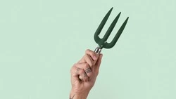 Житель Сахалина обнаружил на диване рядом с женой спящего мужчину и напал на него с вилкой