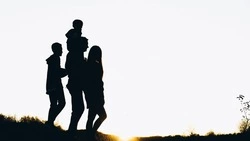 Новая выплата для работающих родителей появится в России с 2026 года