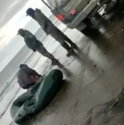 В МВД раскрыли детали конфликта с рыбаком на коленях у реки в Долинском районе
