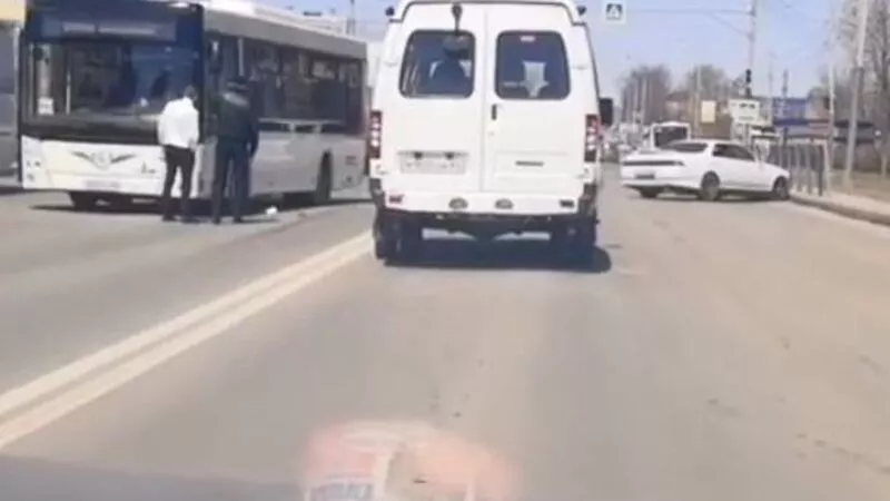 В Южно-Сахалинске рейсовый автобус и иномарка не поделили проспект Мира