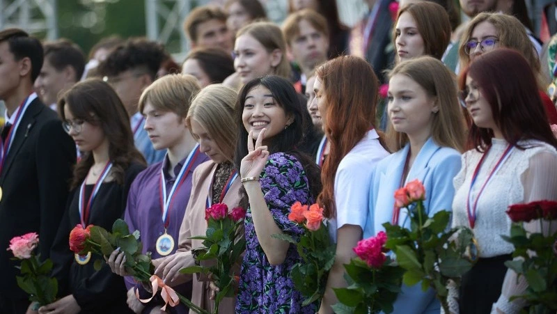 Дырявый автобус и выпускной бал: новости выходных в Сахалинской области