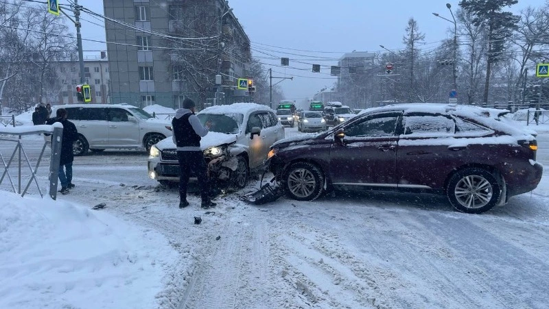 Водитель Lexus спровоцировал ДТП на перекрестке Мира — Сахалинская