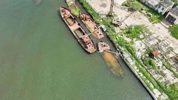 Девять затонувших судов поднимут в Томаринском районе до конца 2026 года