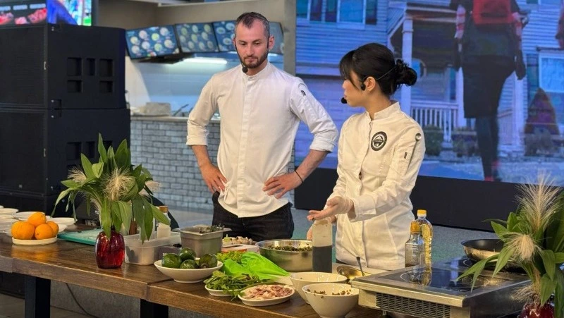 Брауни с капустой и блины из спизулы: шеф-повара с Сахалина поделились рецептами на «Дикоросии»