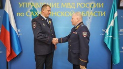 Инспектора ДПС с Сахалина наградили за спасение человека от наезда бензовоза