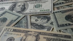 Курс доллара упал ниже 95 рублей впервые с осени 2024 года  