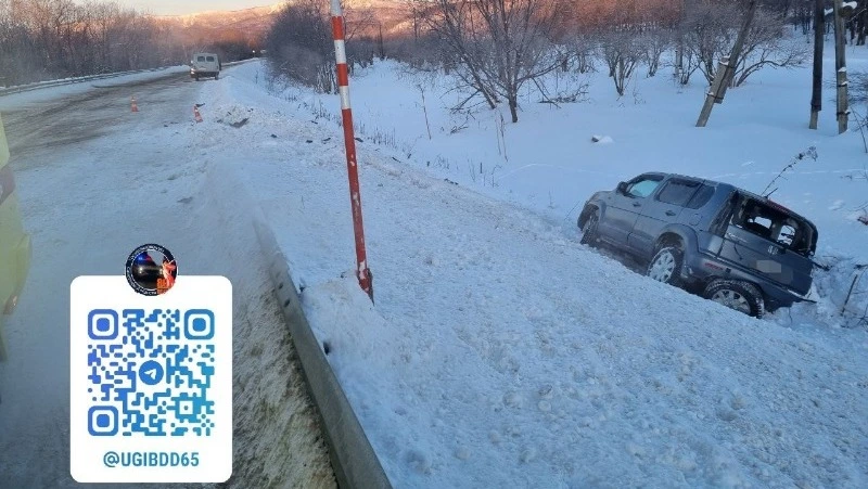 Машина вылетела в кювет на 9-м километре трассы Долинск — Быков после аварии