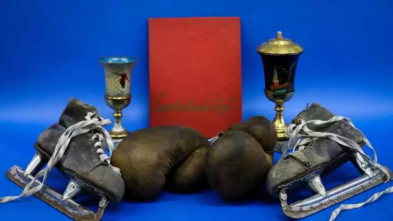 Сахалинец отдал музею спорта хоккейные коньки с 65-летней историей