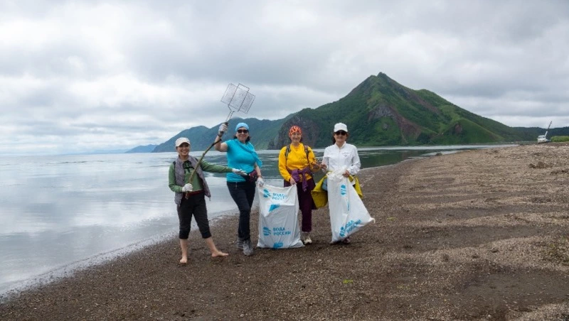 Более 130 волонтеров очистили бухту Тихую на Сахалине от мусора