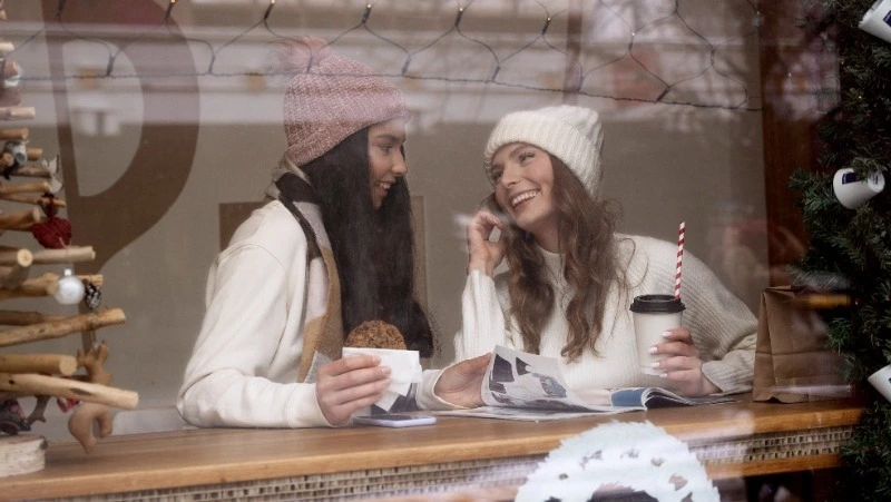 В метель жители Сахалина не смогли добраться до автосервисов и бьюти студий, но задержались в кафе