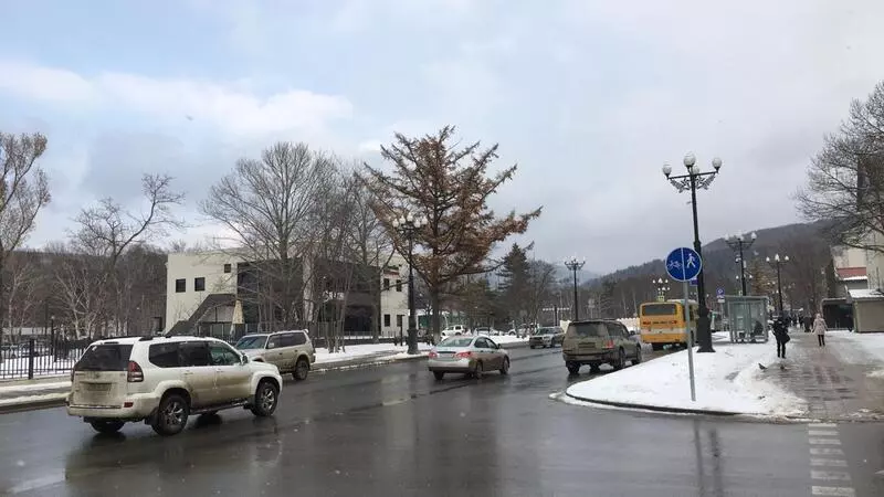 Мэрия Южно-Сахалинска выяснит, почему на Коммунистическом проспекте плохо убрали снег и лед