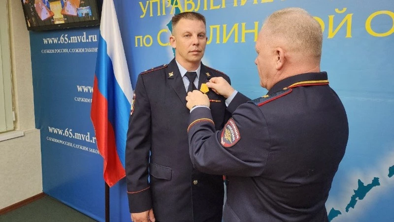 Полицейского из Углегорска наградили за спасение двух тонувших девочек