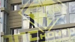 Падение мужчины с балкона в Южно-Сахалинске попало на видео очевидцев