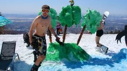 Сахалинцы-экстремалы проводили зиму «жарким» спуском