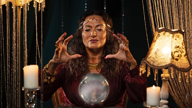 Таролог нагадала жительнице Сахалина порчу на 412 тысяч рублей