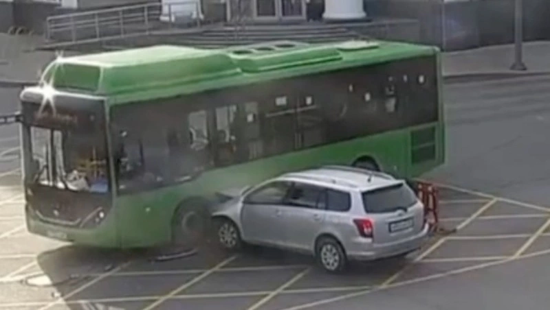 Универсал влетел в пассажирский автобус на перекрестке Ленина — Сахалинской в Южно-Сахалинске