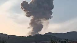 Курильский вулкан Эбеко 13 ноября выбросил пепел на высоту 2,4 километра