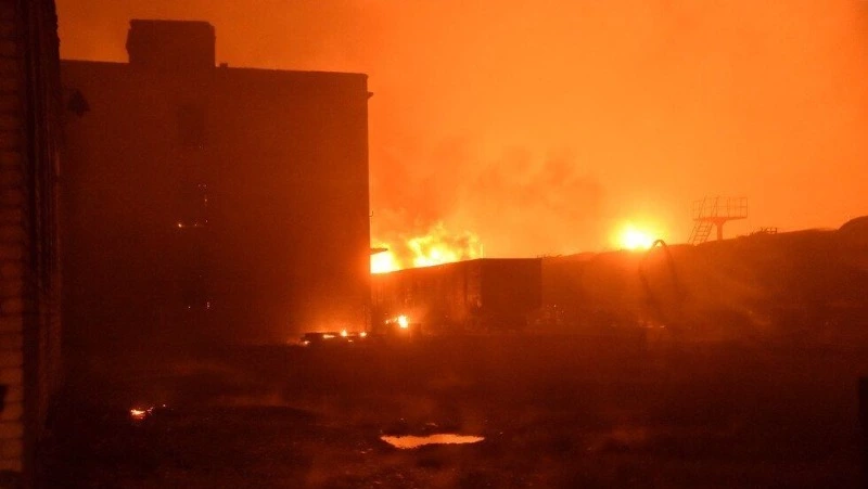 Пожар начался на нефтебазе Шахтерска в ДНР после обстрела ВСУ