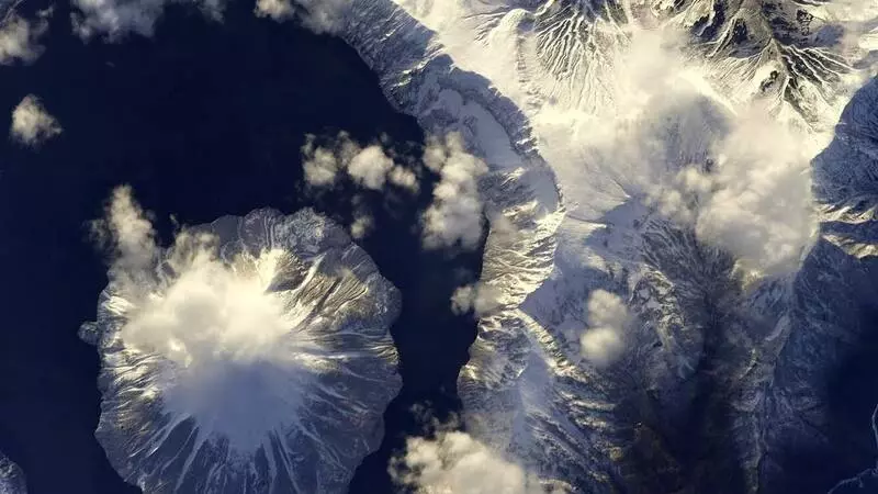 Роскосмос опубликовал снимок уникального вулкана в вулкане на Курилах