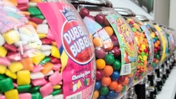 Взрослый сахалинец стащил из супермаркета автомат с конфетами, чтобы съесть их