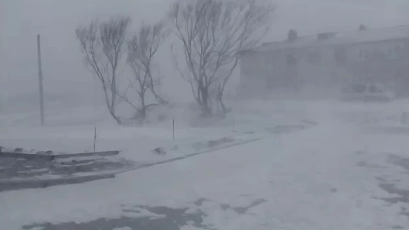 Из-за непогоды на автодорогах Сахалина закрыли движение